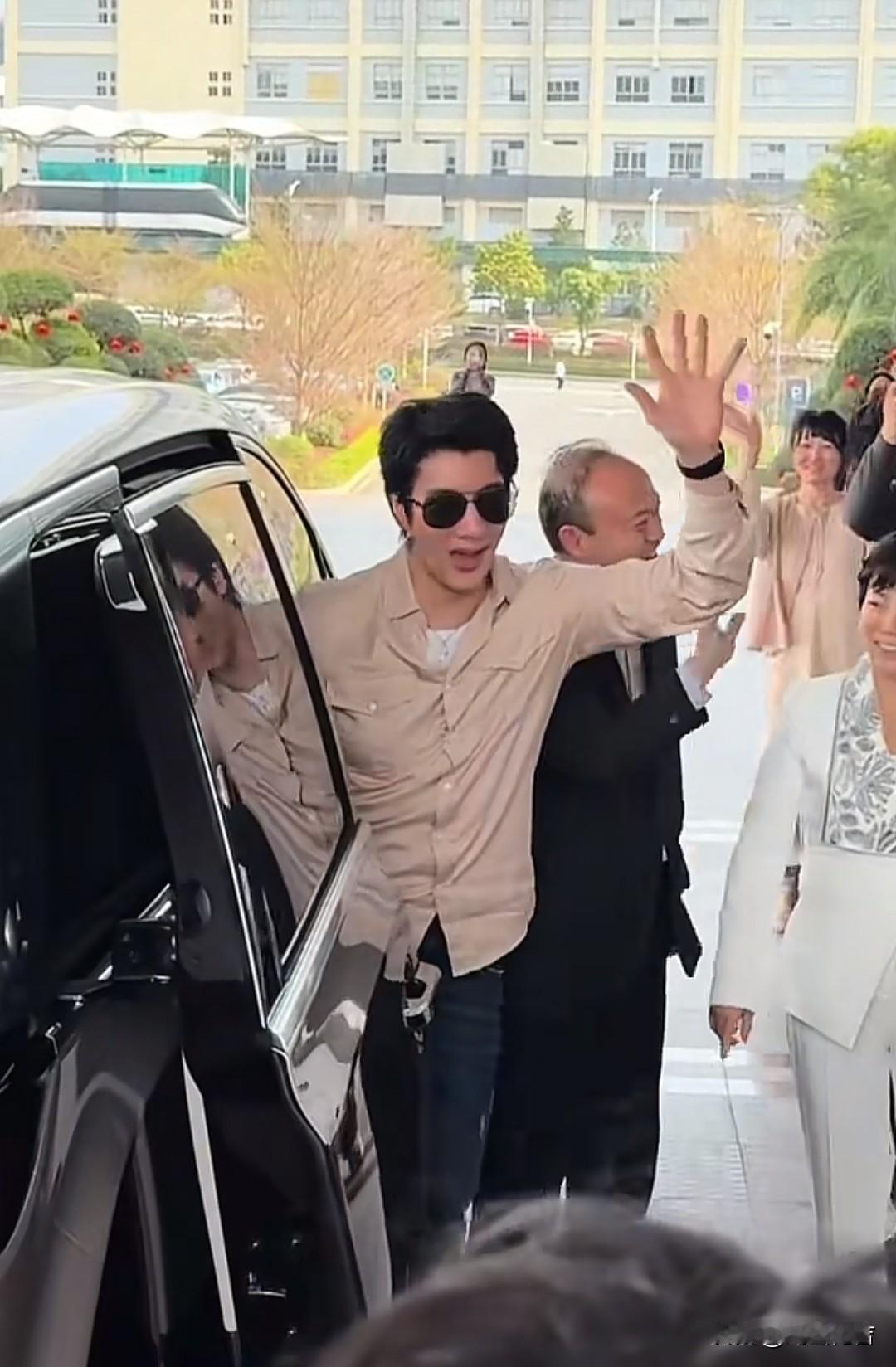 粉丝们都叫他二哥，王力宏来深圳比亚迪总部了。腾势汽车李慧，仰望汽车胡小庆，方程豹