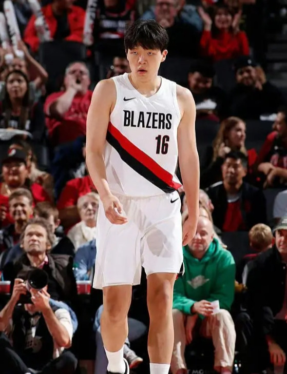 是不是已经很多场没看见杨瀚森被点名了？一方面小杨在防守端进步飞速，防守面积扩大