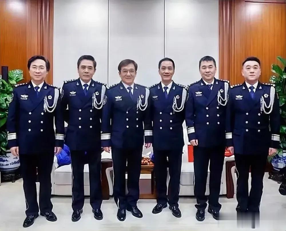 这6名演员中，最像公安局长的当属陈宝国。他是国内男演员中一个丰碑式的人物。陈宝