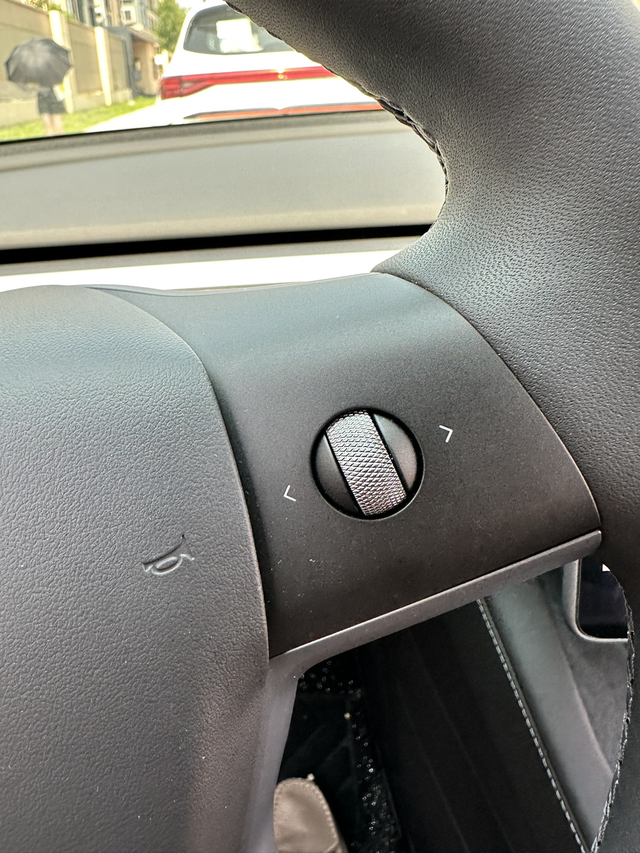 我要吐槽，真难用一个无伤大雅的小问题。好像还没有任何车主提出来。特斯拉这个滚轮