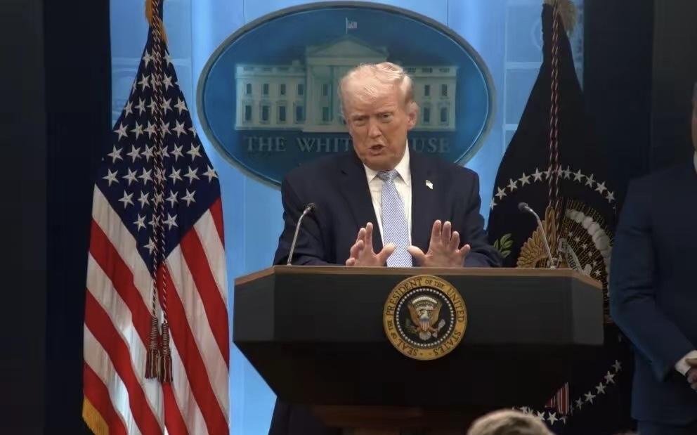 特朗普太搞笑了[笑着哭][笑着哭]特朗普说：“我们摧毁了很多东西，但是他们还有肩扛