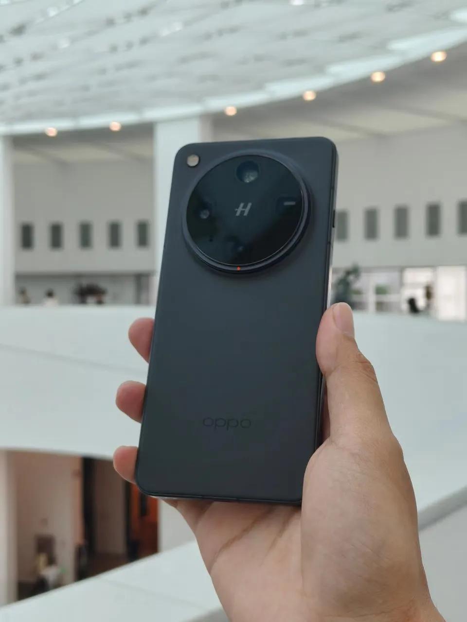 首发买OPPOfindx8ultra到现在有后悔的吗？今年可以闭眼买的