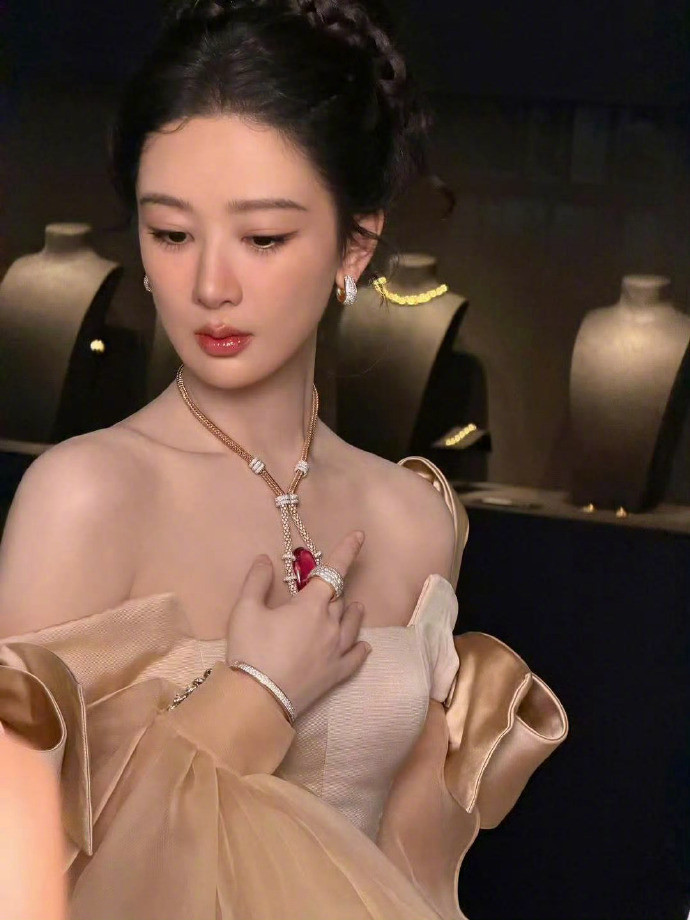 杨紫巴黎时装周路透