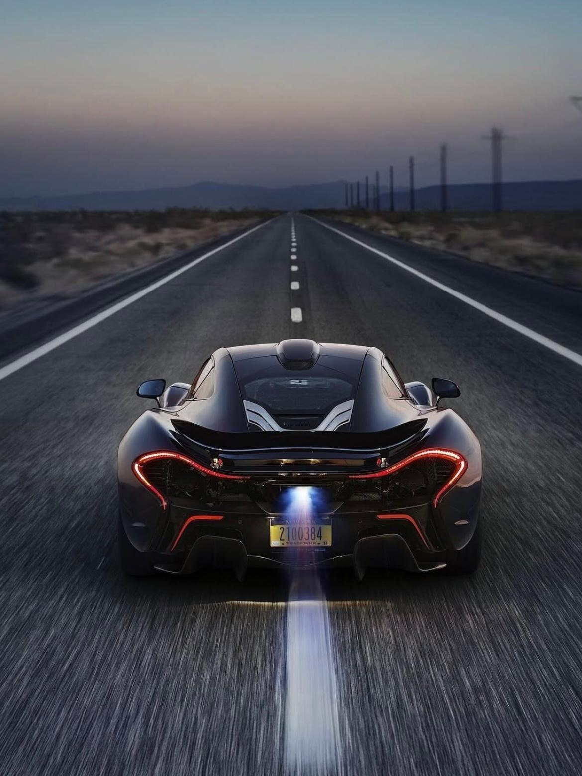 在亚利桑那州沙漠为期两周的测试中，气温持续超过40°C。团队驾驶两辆验证原型车