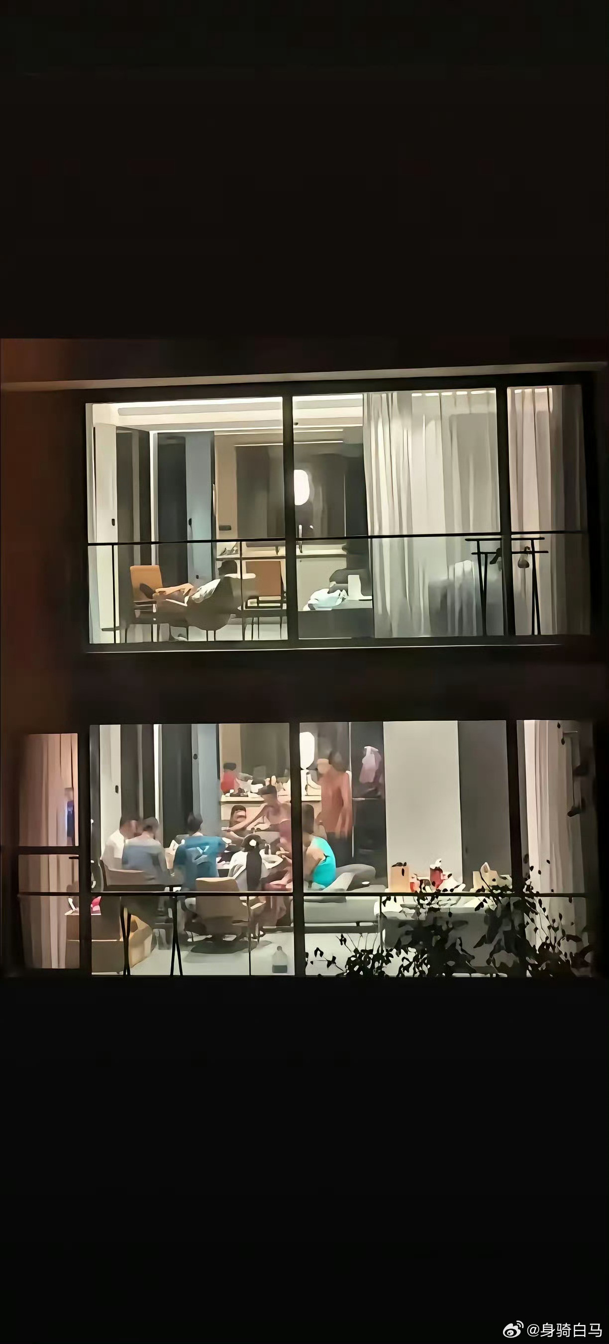 你是羡慕楼上的还是楼下的生活？当你的朋友都过上了截然相反的生活