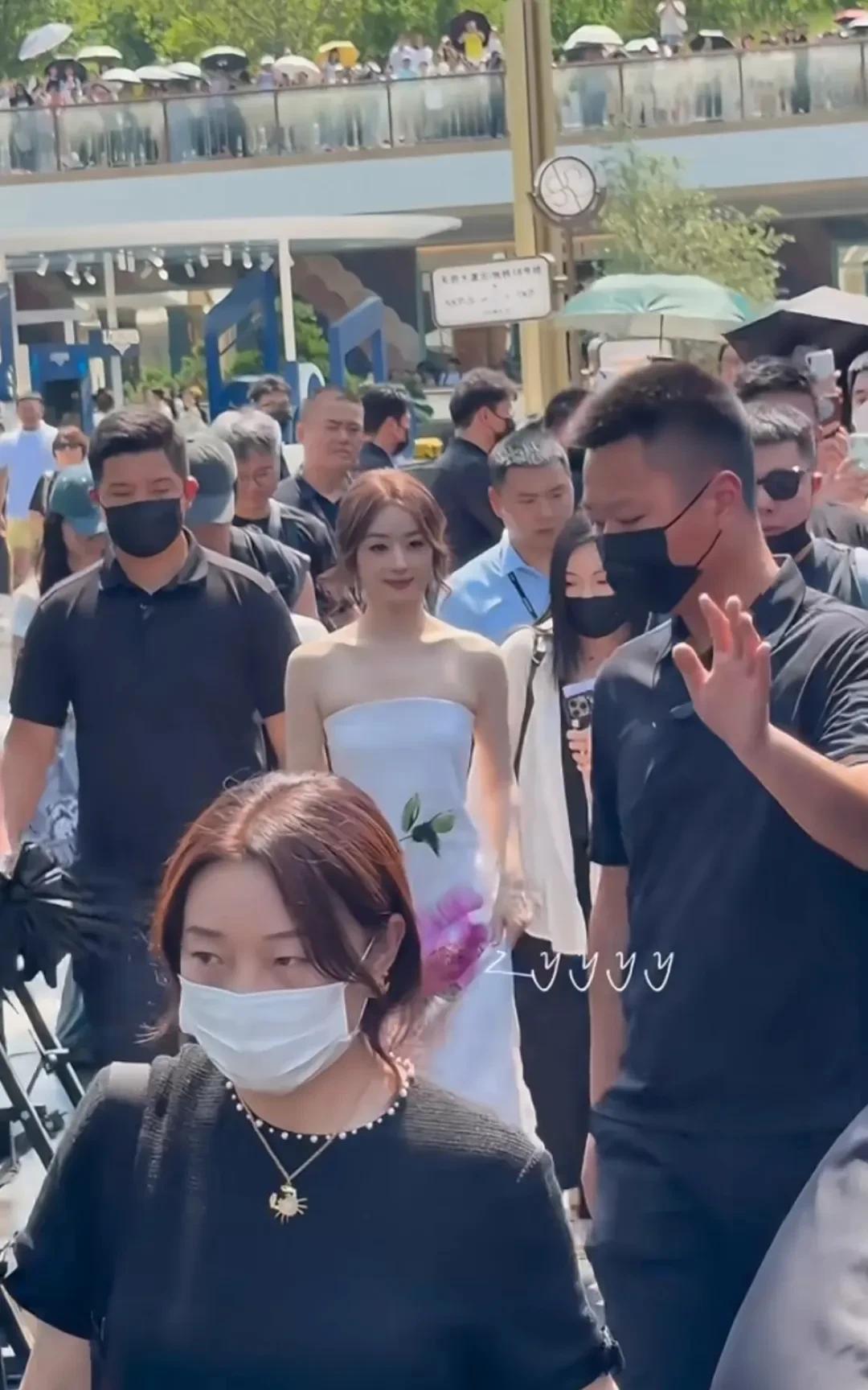 今天赵丽颖在成都出席代言的腕表活动，即便36度的高温也抵挡不住人们的八卦，桥上，