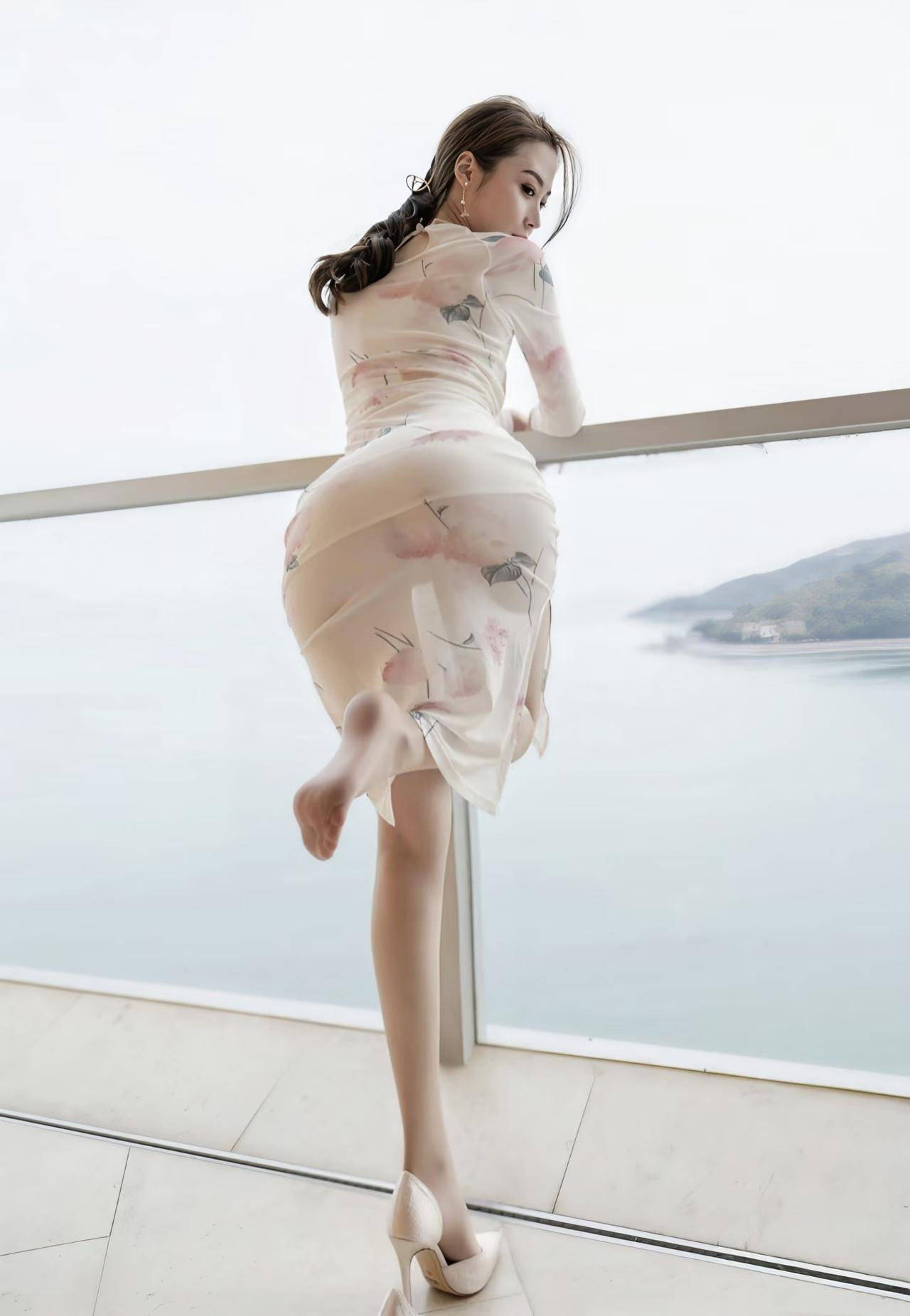 衣服好看还是我好看？高跟鞋旗袍你觉得