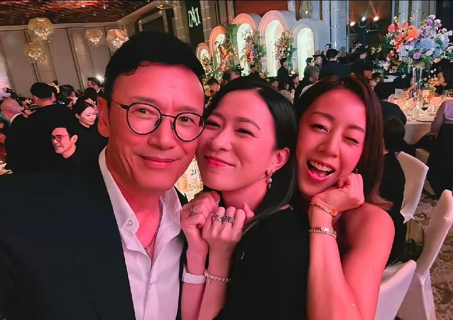 佘诗曼晒与苗侨伟、吴卓羲、陶大宇、梁靖琪、马德钟等一众老牌TVB演员合照，港星特
