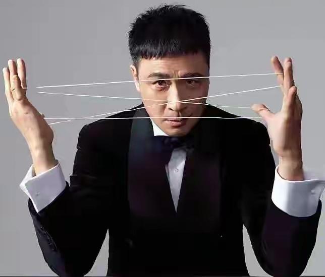 这也太狠了。任达华是不是得罪过吴镇宇啊？前几天翻滚事件的热度快熄灭时，吴镇宇火上