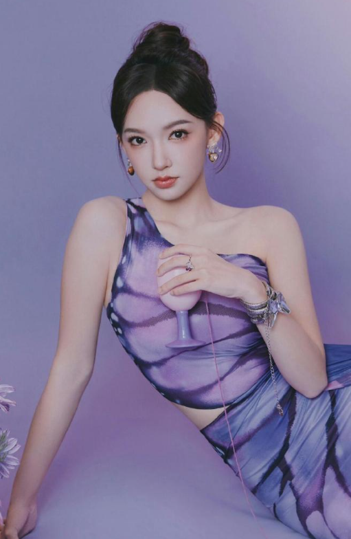 程潇的紫色穿搭，果然很有韵味​​​！