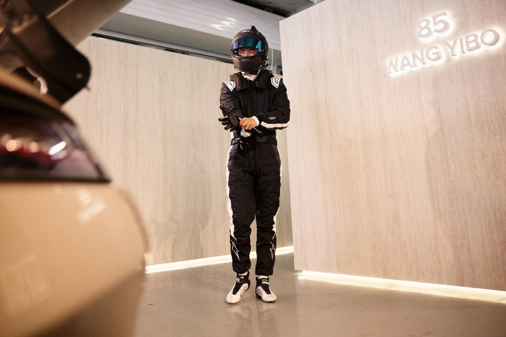 #王一博#·#85RACING#「练车日𝗗𝗔𝗬𝟮」声浪起落，圈速进阶，明日继续～[墨镜]​