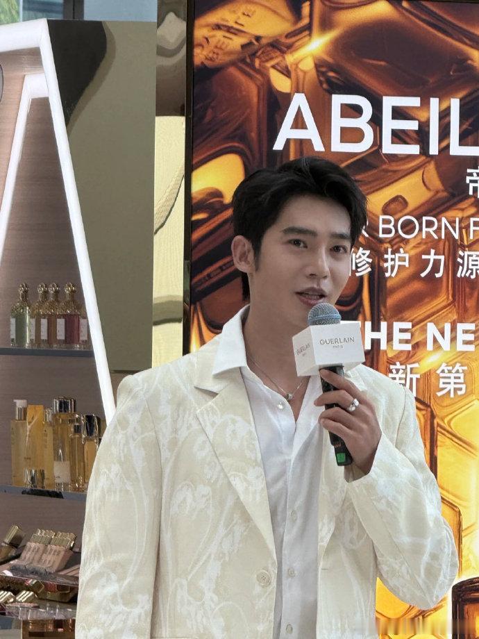 于适三亚线下活动生图于适穿全白西装在三亚亮相的生图也太杀了吧！冷白皮白到反光，身