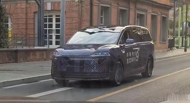 鸿蒙智行首款MPV车型定名为智界V9，预计2026年春天上市。该车定位中大型M
