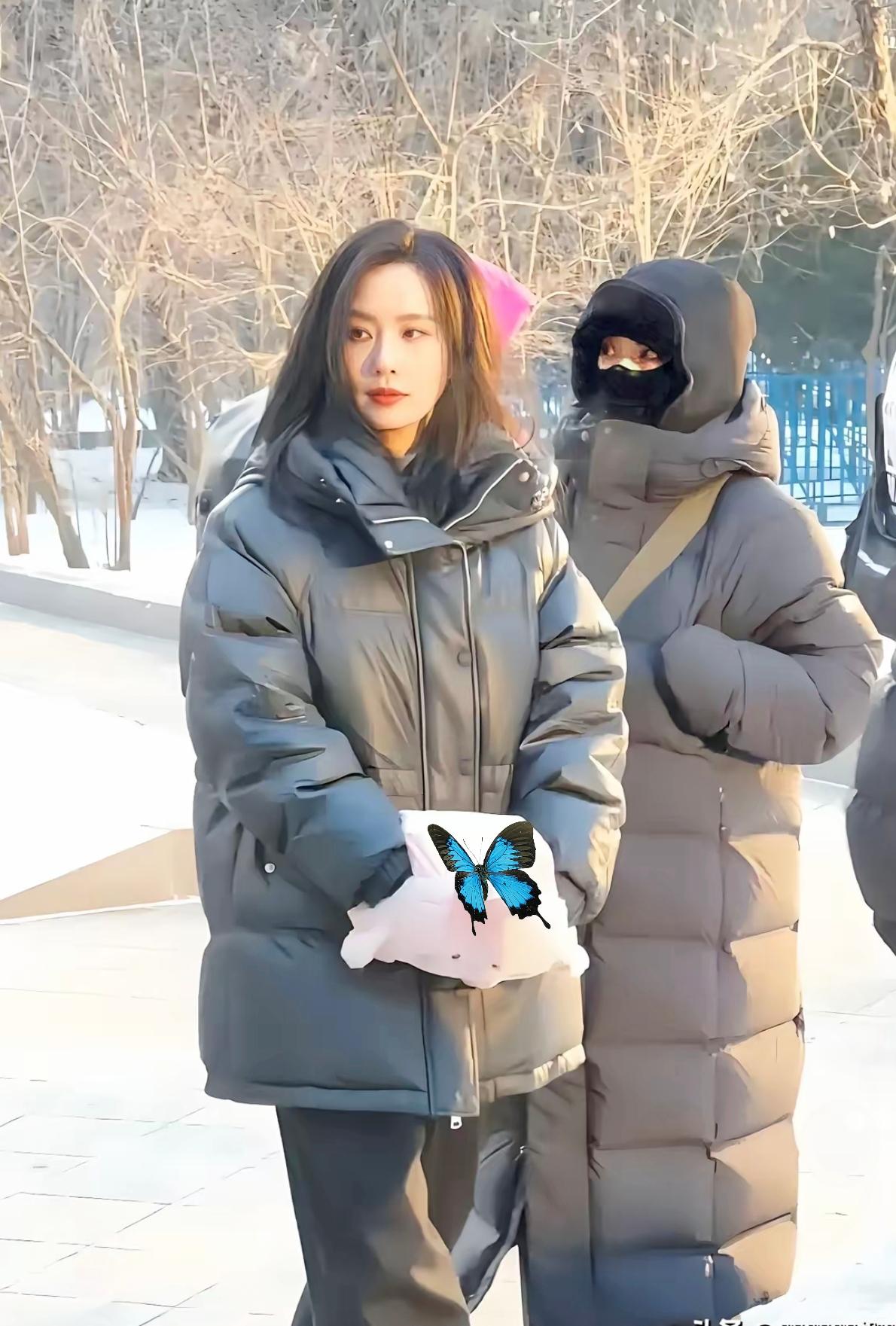 真的笑不活了！哈尔滨这姑娘为了“体面过冬”，花2600买羽绒服不剪吊牌，想玩完就