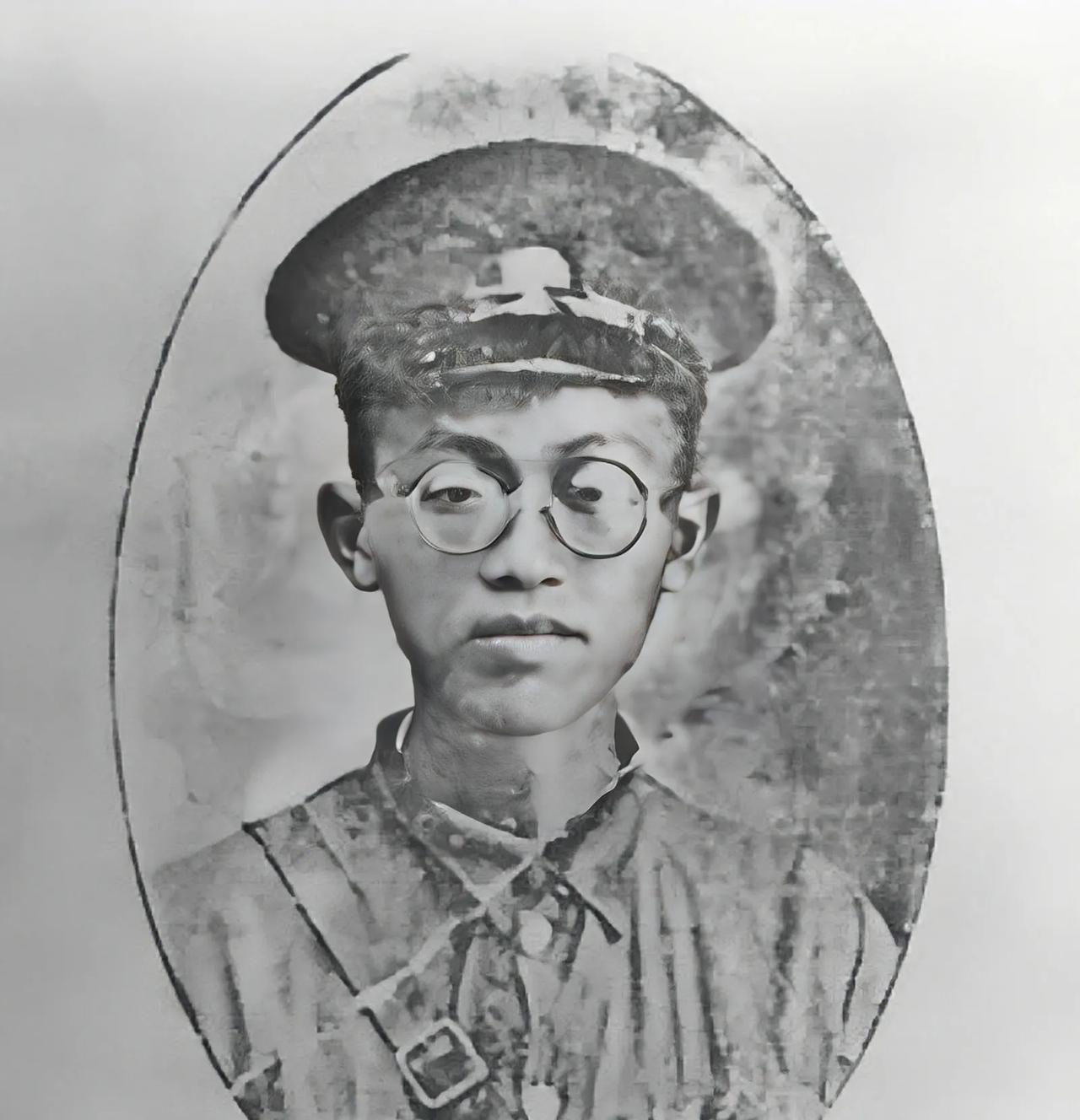 这个瘦弱书生，后来凭啥排开国大将第三位，仅次于粟裕、徐海东？一是资历高。参加过