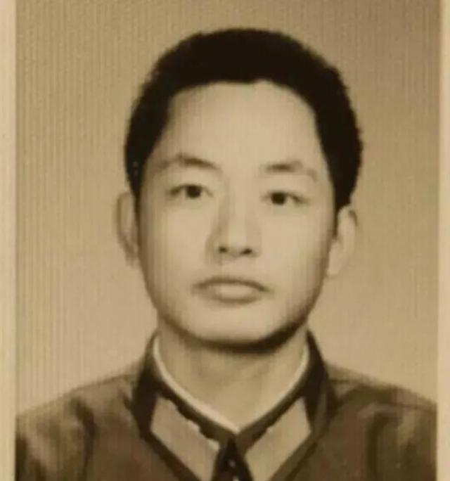 1984年，我军的一名排长在山中巡逻，突然遇到三名解放军战士向他走来，并向他打招