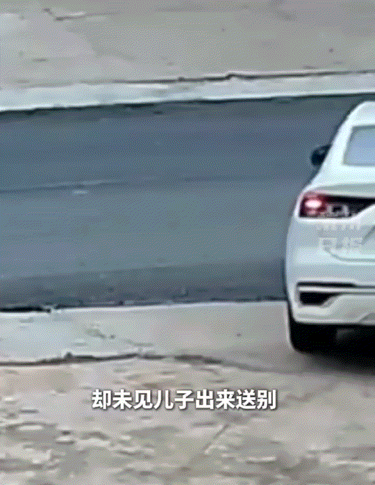 看哭了。贵州，一妈妈春节假期结束后，准备返程务工，可走时却不见儿子出门送别，妈妈