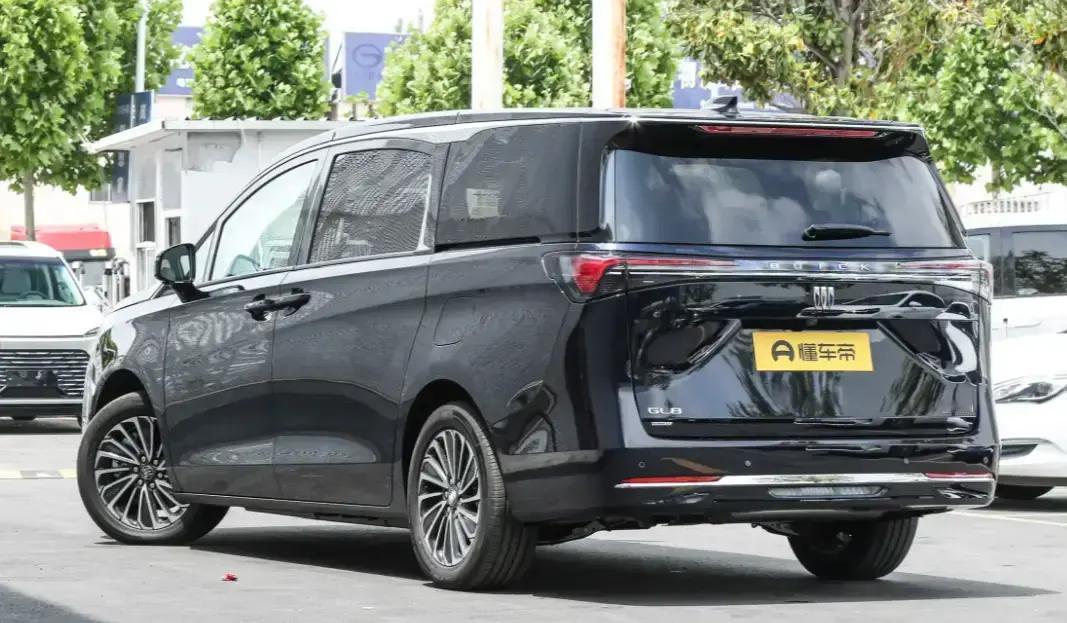 别克GL8这MPV界的扛把子，最近推出插电混动版陆尚，简直成了家庭出行的香饽饽。