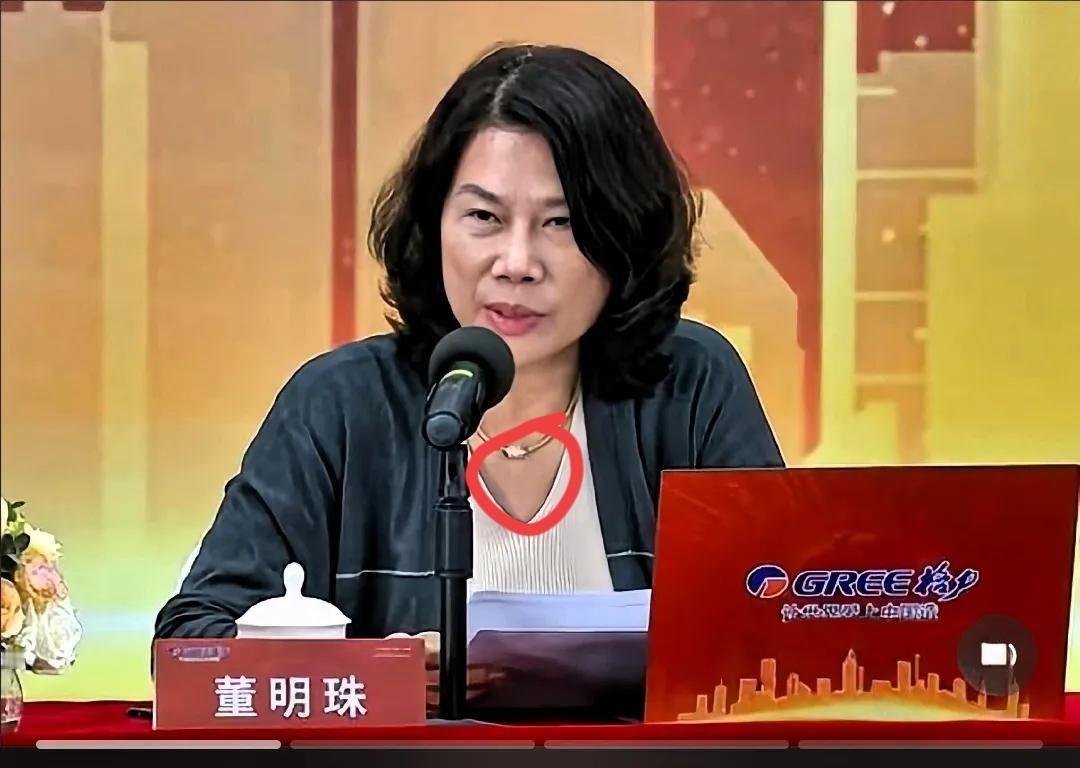 国安部通报的那几个细节真看得人头皮发麻纽扣里藏摄像头，充电宝能偷通讯录，这哪