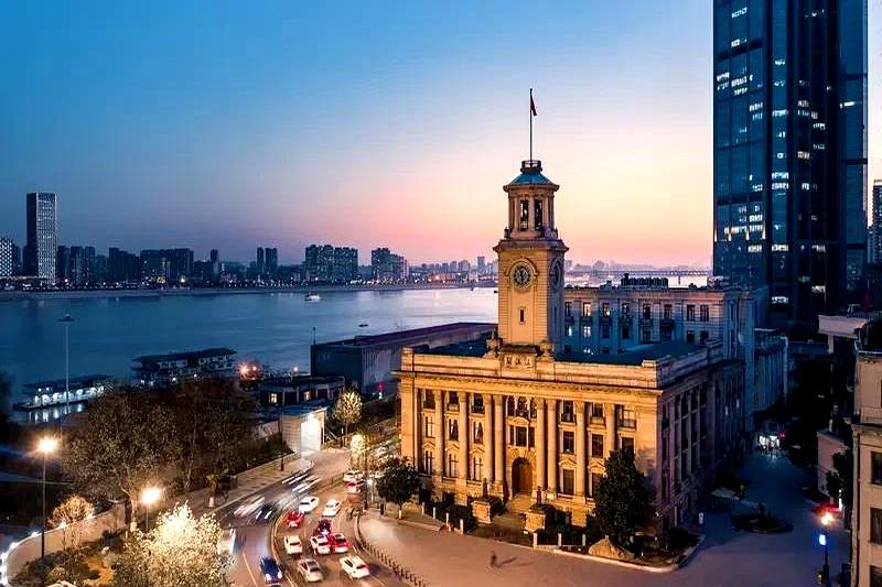 湖北一个考生高考考了596分，全家刚高兴了一个小时，气氛就降到了冰点，因为孩子铁