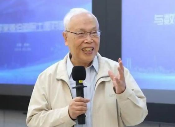 “不是别人要卡我们的脖子，而是我们中国用教育卡住了自己的脖子！”早在去年，姜伯驹