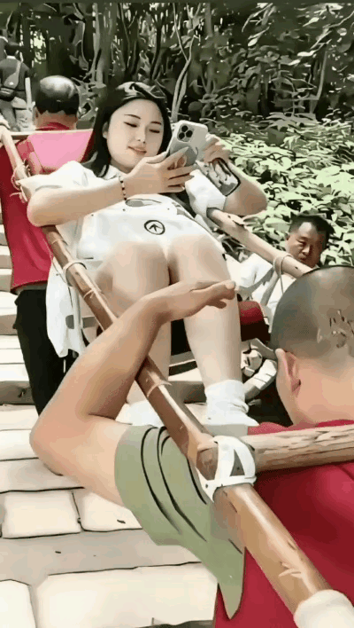 看后面的轿夫全程不敢抬头，真难为了他，美女你就不能反向坐着？轿夫怕被镜头拍到，怕