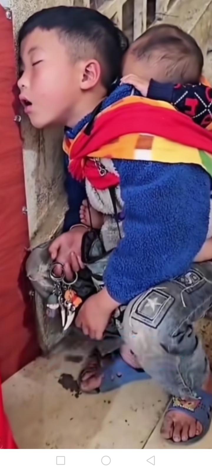 看不下去了，太绝情，爸妈离婚，妈妈改嫁，爸爸外出打工，俩孩子想妈妈了，哥哥背着弟