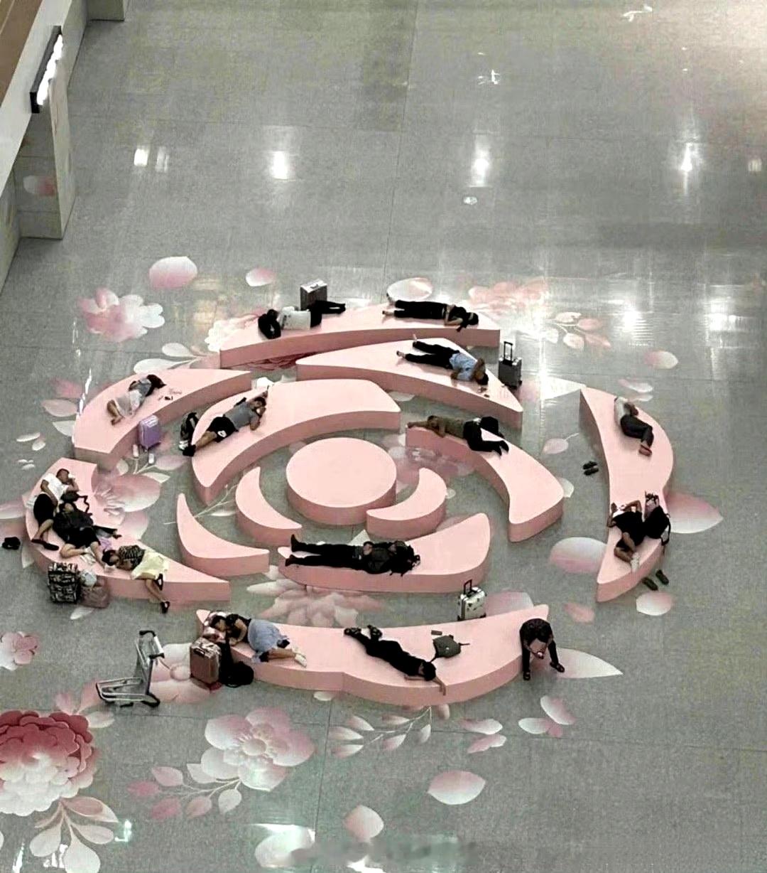 重庆江北机场算是唯一一个能让游客躺着休息的机场了。​​​