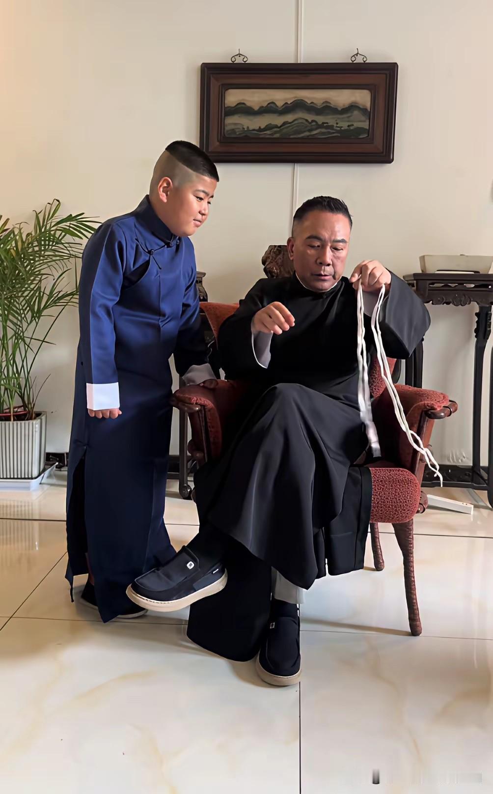 郭德纲风波来了！五叔杨议幸灾乐祸心潮澎湃？一个手势掀起全网热议，长辈的点评，该把