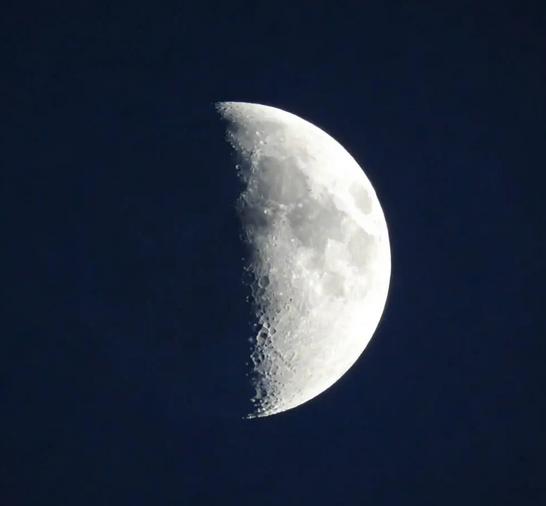 你以为“十五的月亮十六圆”就是最大？大错特错！2026年2月24日，农历初八，一