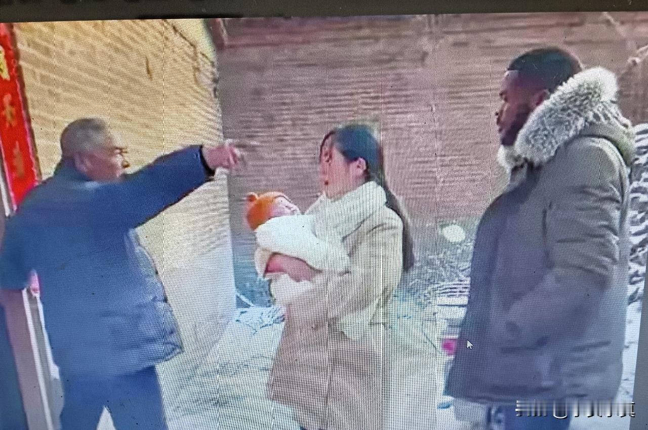 女儿出外一年，再次回家被父亲拒之门外，河南一农村女孩，大学毕业参加工作，跟一个