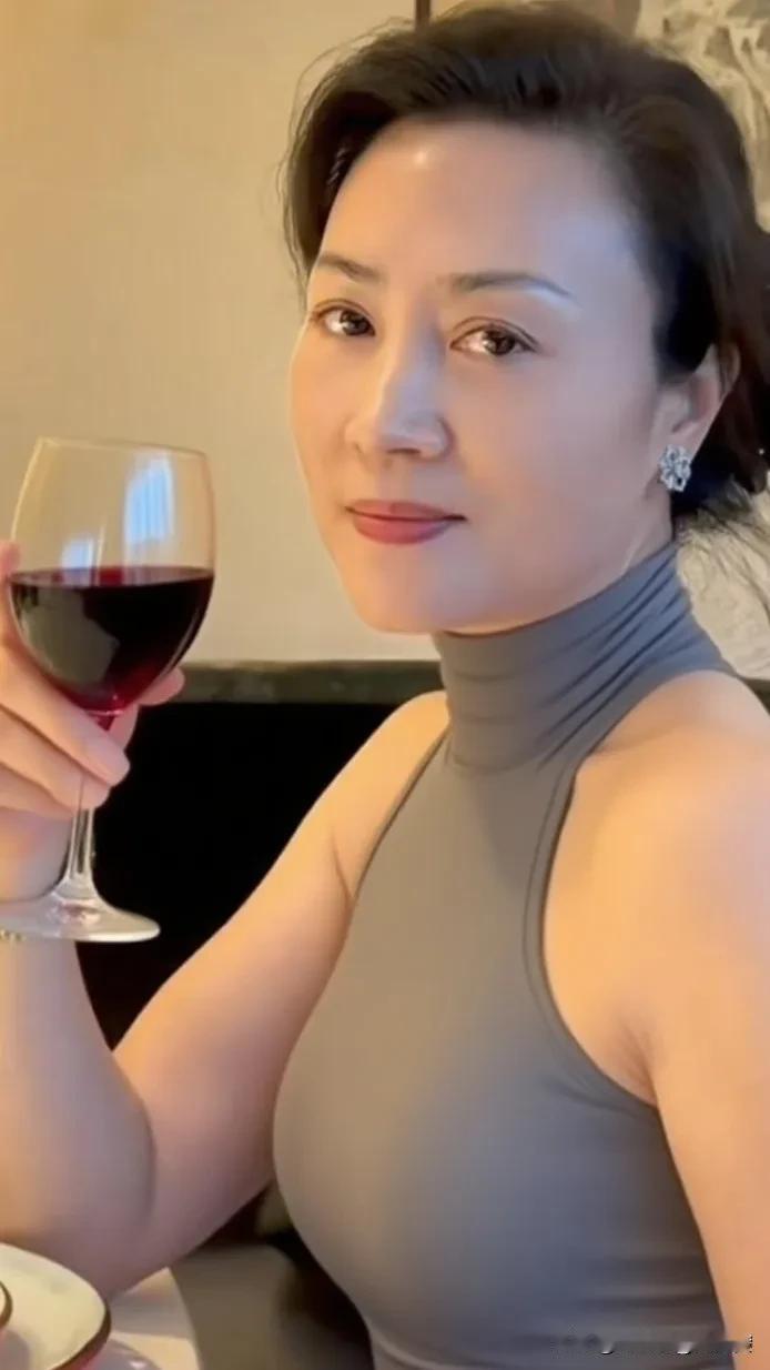 佳人持盏饮红酒，夜到跟前梦远走。想睡难眠心犯愁，弄来美酒才睡久。只因夜里