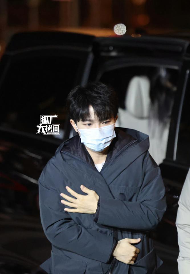 一件700块的旧羽绒服，穿了十年，年年上春晚。别的明星彩排，是行走的奢侈品目录