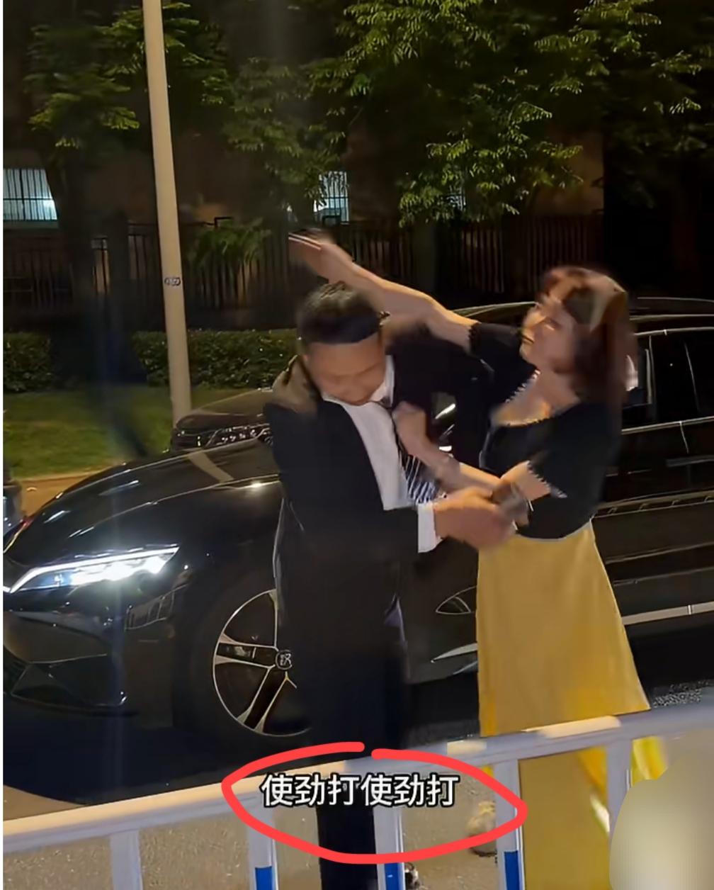 江苏某地。一女子和网约车司机发生争执，女子当众暴打网约车司机，又是扇脸又是捶打，