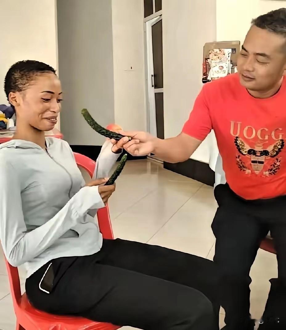 这非洲嫁中国的女网红，在非洲金矿跟“三哥”搞出个“跨国二胎”，直接玩起“怀孕躲猫