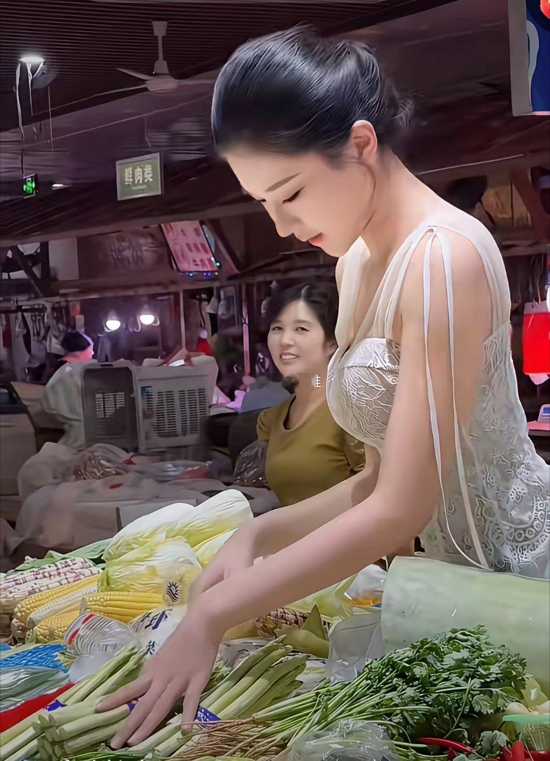 卖菜西施，大爷大妈的眼都直了你还好意思还价吗？​​​