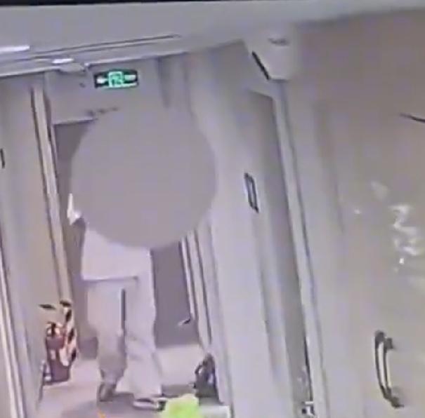 某女子一丝不挂时遭人闯入武汉汉口火车站旁某快捷酒店内309客房，一位住店子女洗