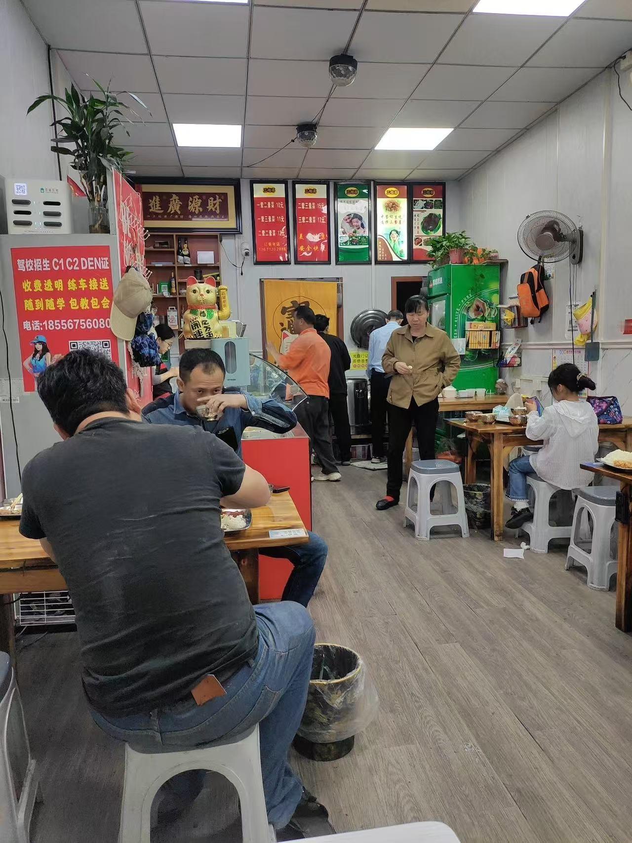 店里又一个大姐不干了。我们这个店是卖快餐盒饭的。生意比较好。老板雇了四个五十岁