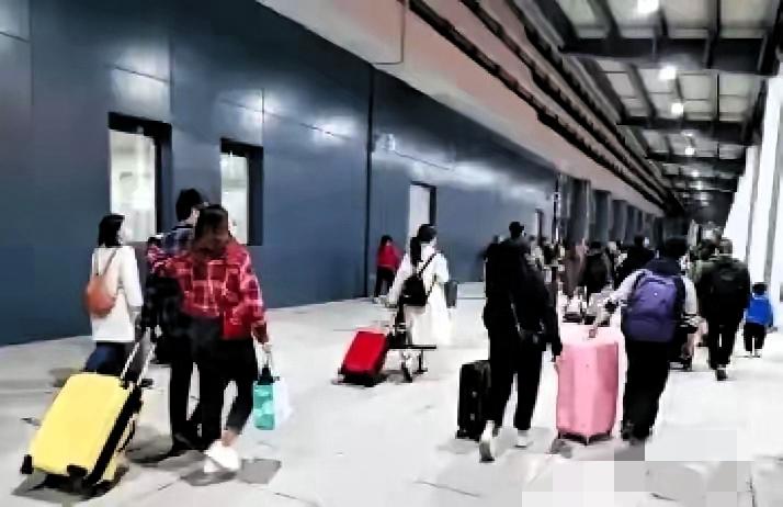 国家这次是真急了，怕农民工一回家就蹲墙根晒太阳，直接把培训班、招聘会、贷款窗