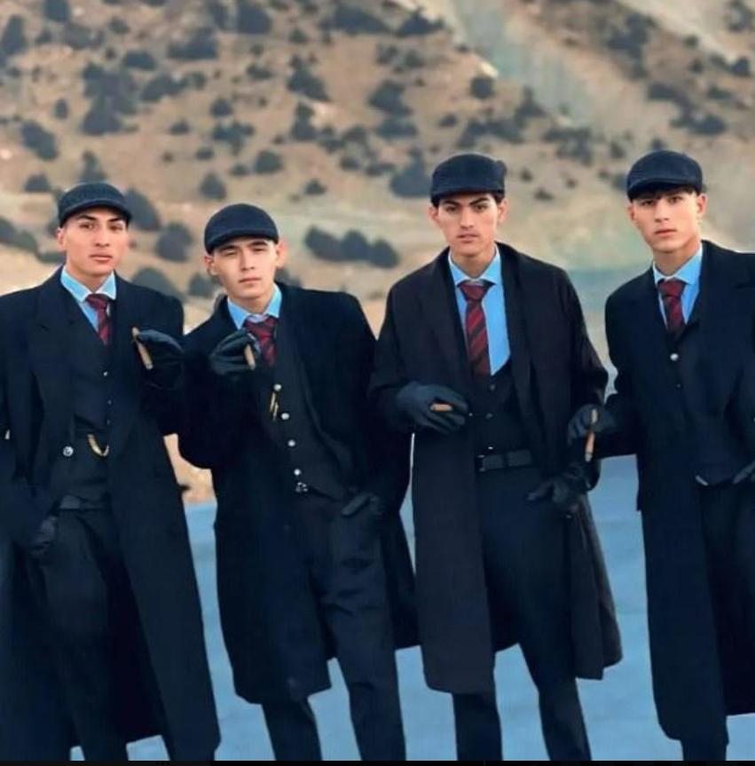 【塔利班拘留了四名穿着受《浴血黑帮》启发而设计的阿富汗青年。】这些人试图解释说