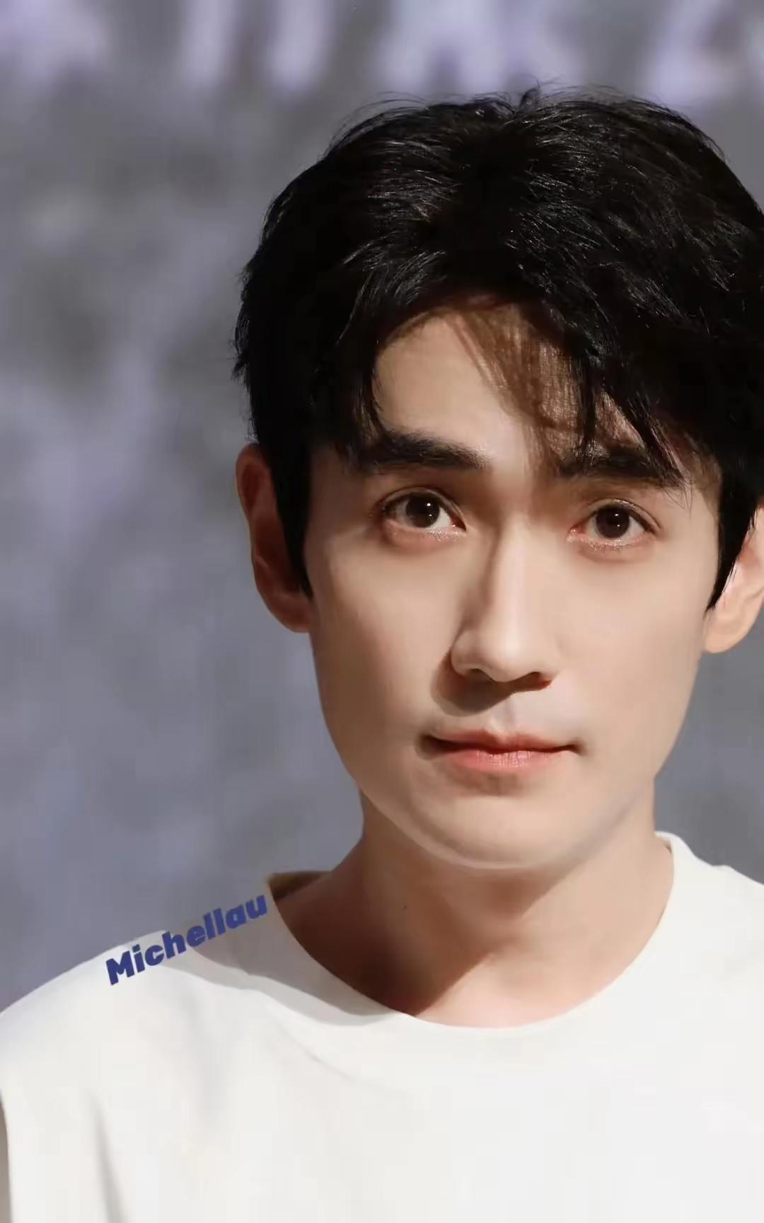 我宣布内鱼最狠的男明星就是朱一龙了万万没想到，顶流不接商演不拍广告，却偏偏要