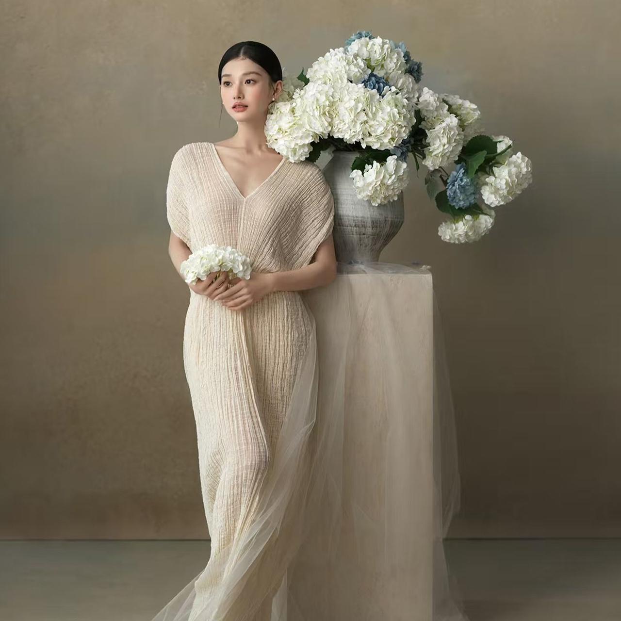 花间美人影，轻纱拂玉容。