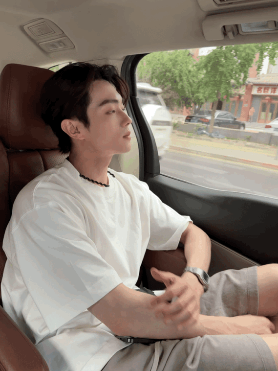 谁懂许凯这种割裂感，健身不发腮不粗脖子，什么天爷赏饭圣体啊。。