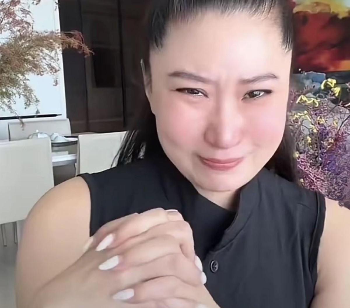 Coco开播，44.4万人涌进来，她直接破防了很多人跟着看热闹，说这是剧本。可