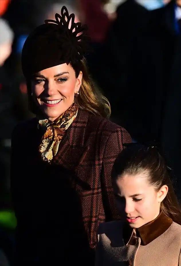 英国王室一年一度的圣诞礼拜活动🌞桑德灵厄姆庄园又热闹非凡，挤满了围观群众