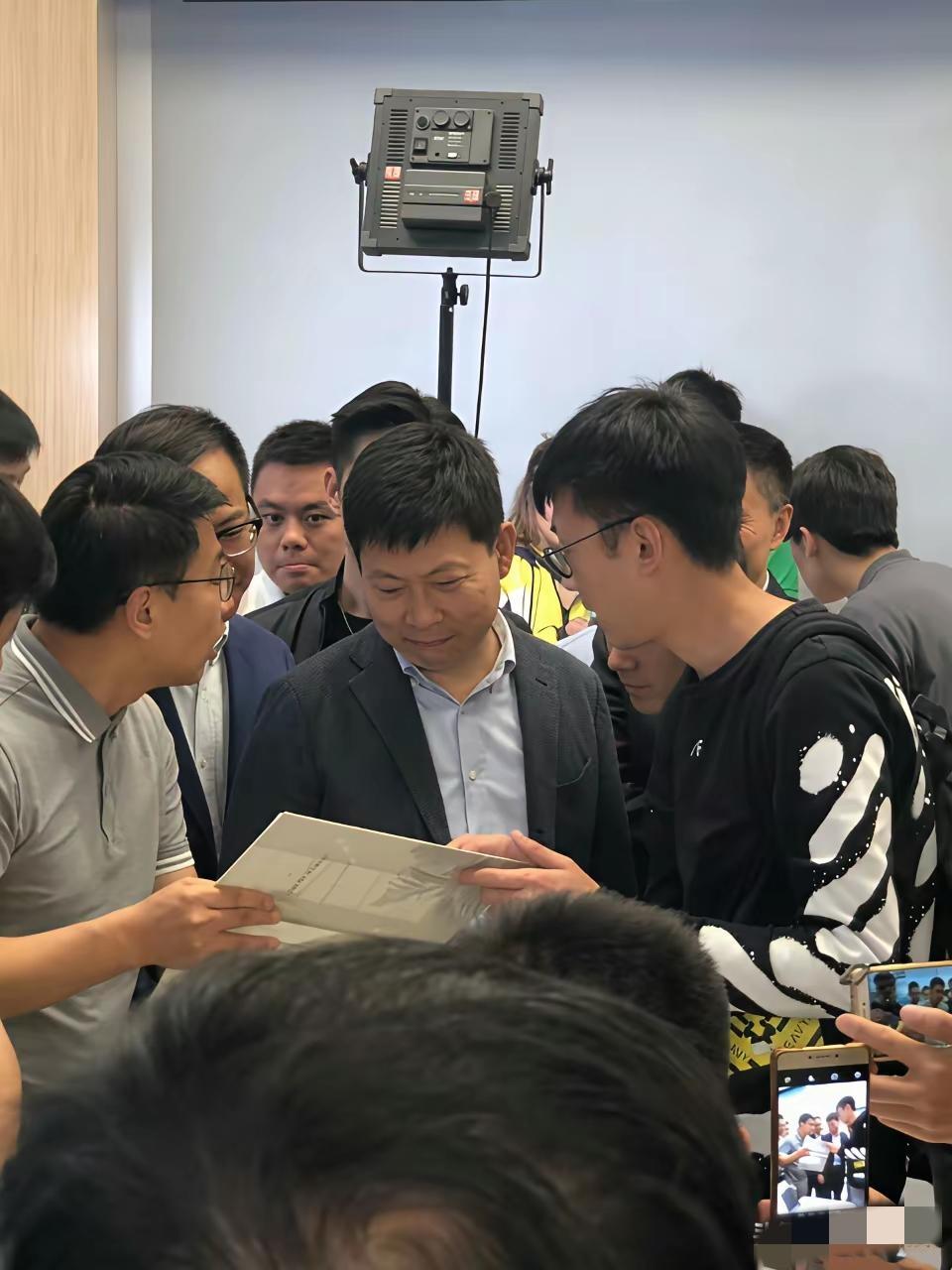 余承东这次赌旅行车，差点把北汽的团队给整不会了。所有人都觉得他疯了。旅行车在