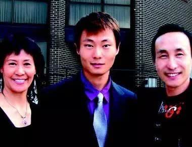 当年，巩汉林和潘长江两人是好朋友，据说两人孩子小的时候曾经订过娃娃亲，巩汉林的儿