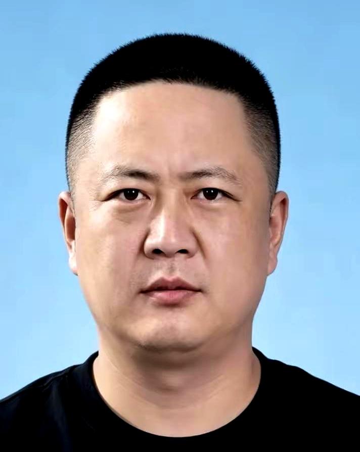 把空姐全换成1米9壮汉？这梗火了，我懂，真解气。但真事不轻松：那趟东航航班上