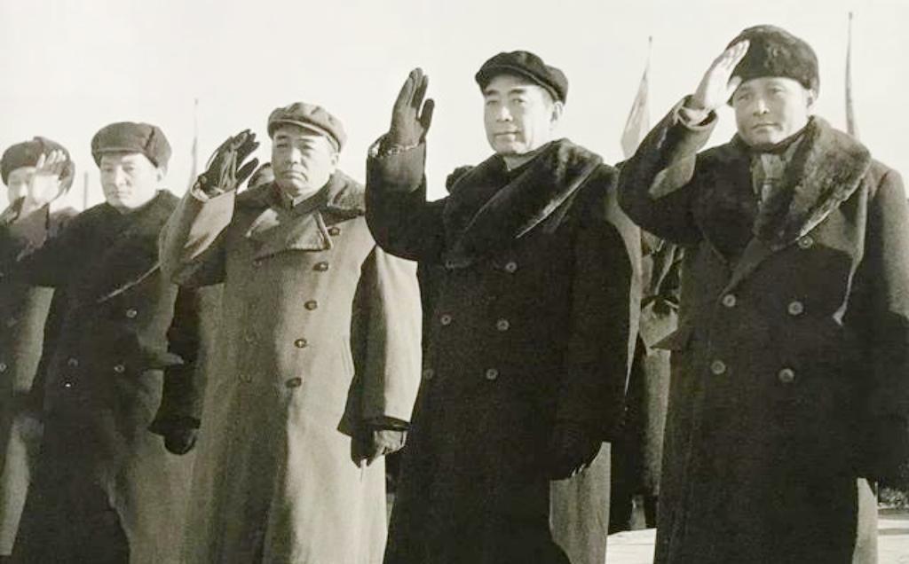 1954年，周恩来总理与彭德怀副总理（右三），陈云副总理（右四）在北京西郊机场欢