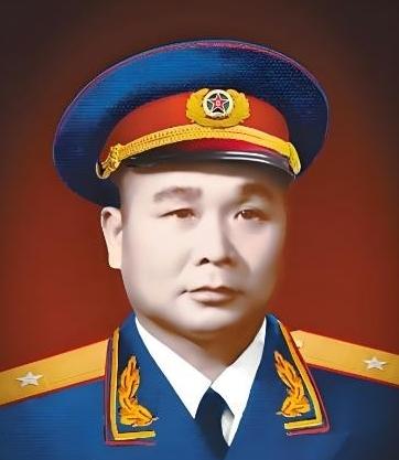 1946年，解放军为投诚的2000土匪设宴接风。席间，匪首脱下大衣，顺手挂到墙上